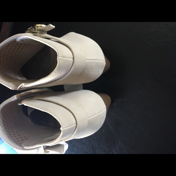 Shoes - Picture 3 of 4